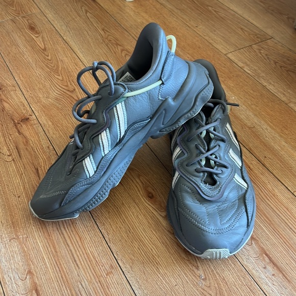 Gray Adidas sneaker - Picture 2 of 4